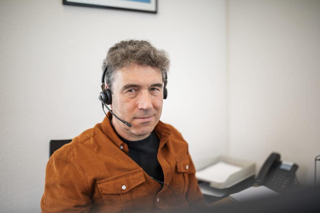 05.2019 André looking at camera 1024x683 Customer service and project management
